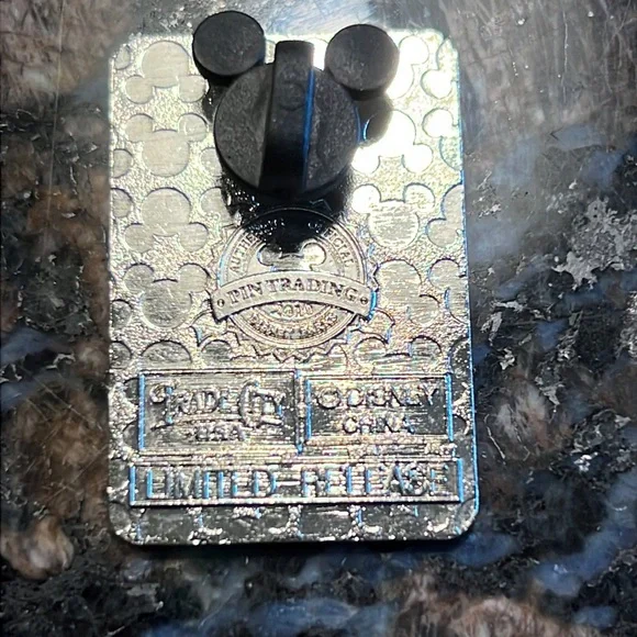 Disney World 🌎 Trade City USA 🇺🇸 2010 road sign - 2 pins per trade sign LR - Picture 2 of 2